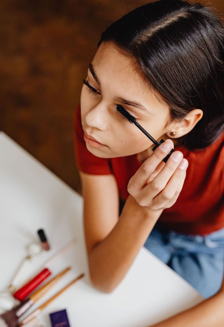 tween applying makeup